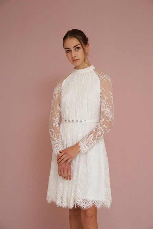 Konfirmationskjole 1906 i den fineste blonde med ærmer samt let og luftigt skørt. Dertil bælte