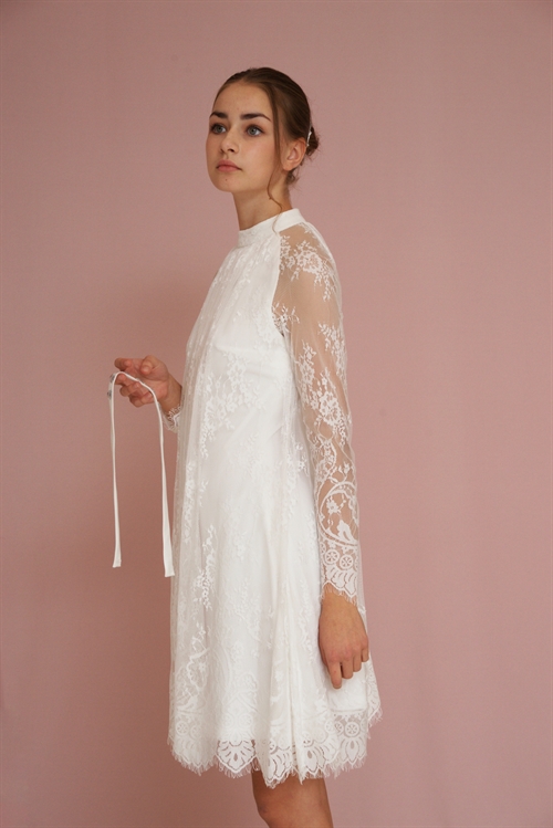 Konfirmationskjole 1906 i den fineste blonde med ærmer samt let og luftigt skørt. Dertil bælte