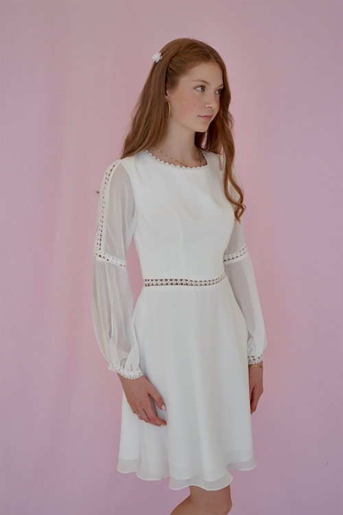 Konfirmationskjole Alberte med transparent talje - CLARÓN 2026